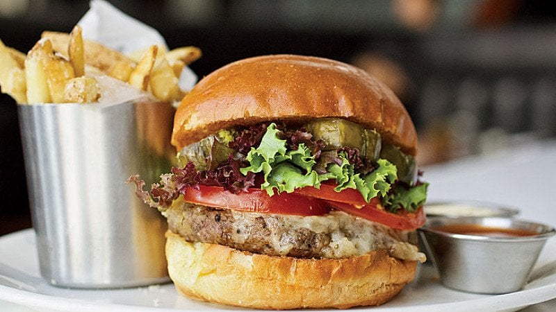 LUNCH AT SIZZLERS! Grab a Burger & a Drink from £4.89!