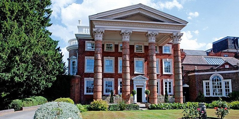 42% OFF - North London hotel stay for 2 with breakfast & wine - £99!