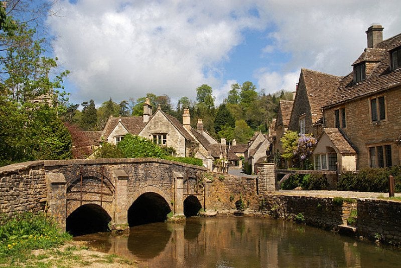 SAVE OVER 60% on Country Inn stay for 2 near Cotswolds with Breakfast!