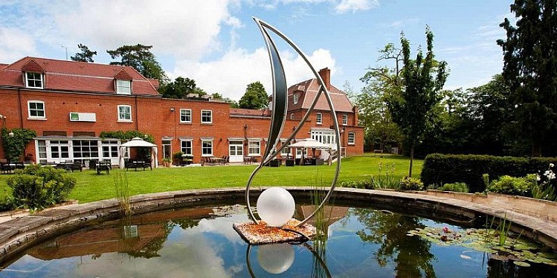 LESS THAN 1/2 PRICE - Bucks stay near Windsor for 2 with Dinner - ONLY £79!