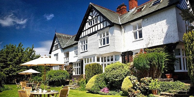 SAVE £115 on this Lake Windermere Break for 2 including Dinner & Bubbly!