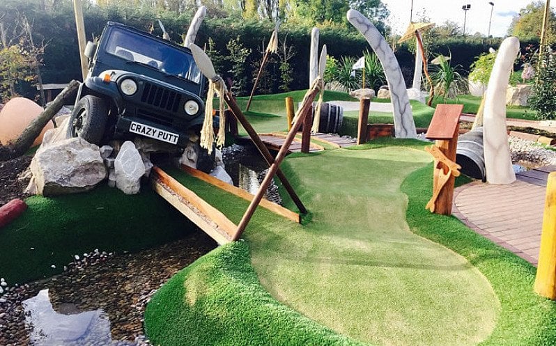 STUDENTS get 25% off a course of mini golf!