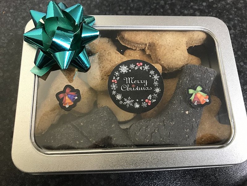 WIN A TIN OF HAND-MADE CHRISTMAS DOGGIE TREATS WORTH £ 8.95