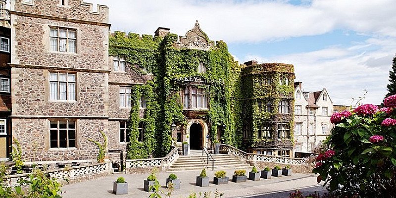 FANTASTIC CHRISTMAS DEALS - Malvern getaway inc dinner & bottle of wine, 41% OFF!
