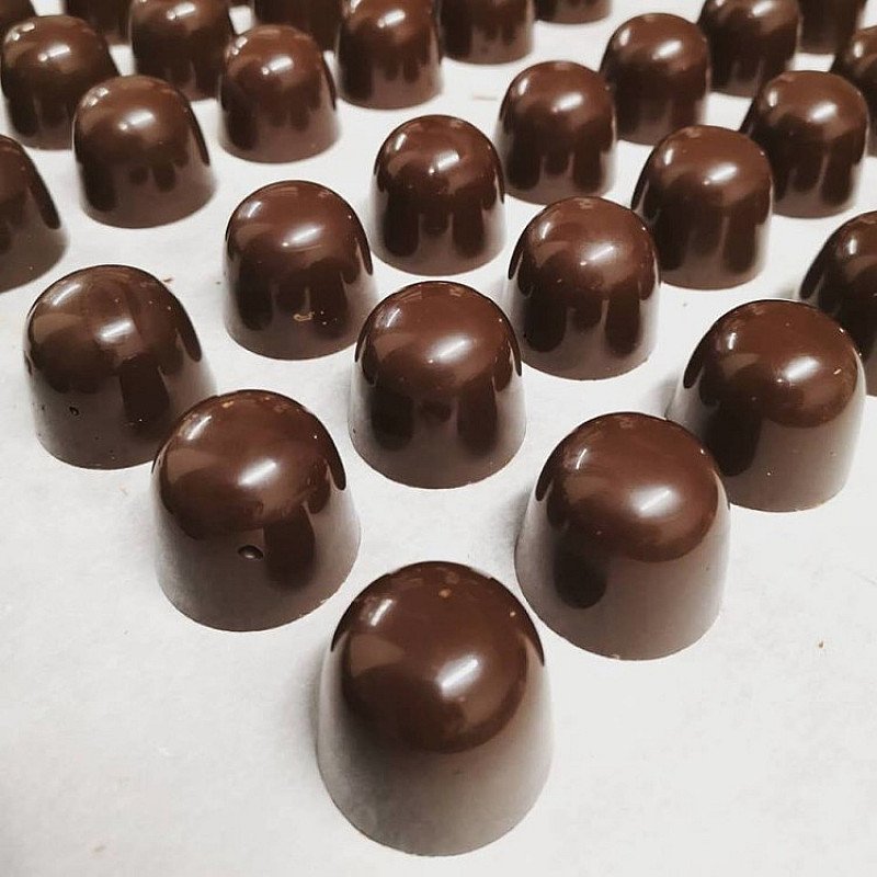 Chocolate so shiny so you can see your reflection in it