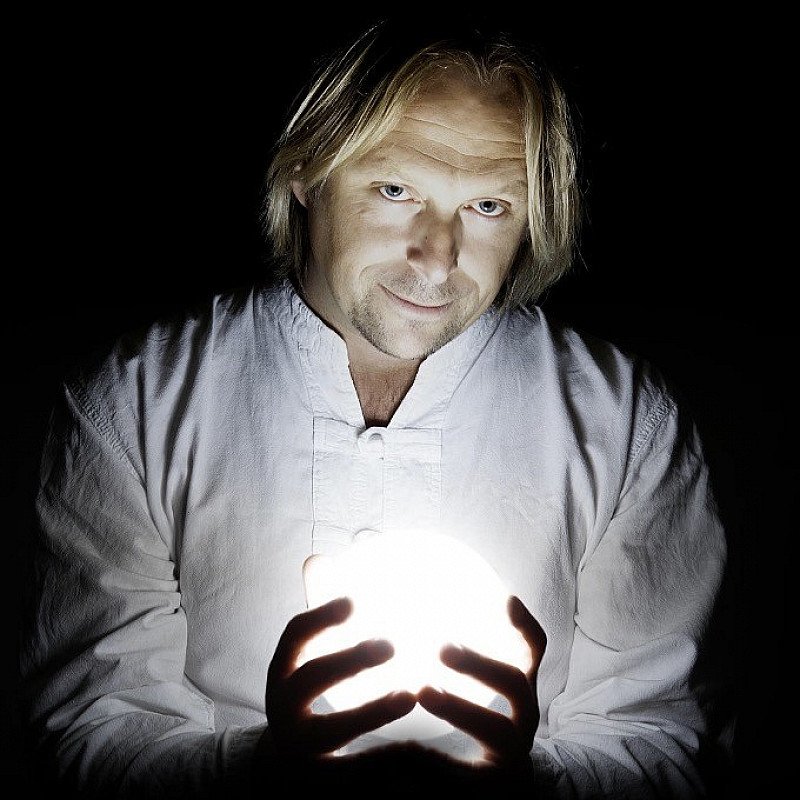 TOM BINNS IS IAN D MONTFORT WHO IS ACTUALLY PSYCHIC