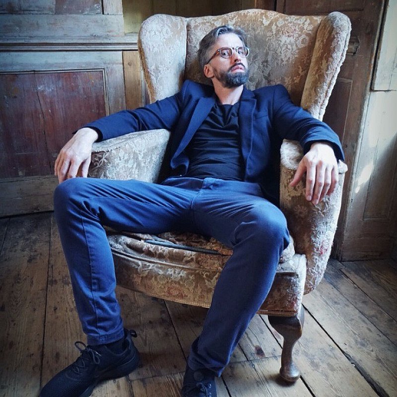 JULIAN DEANE