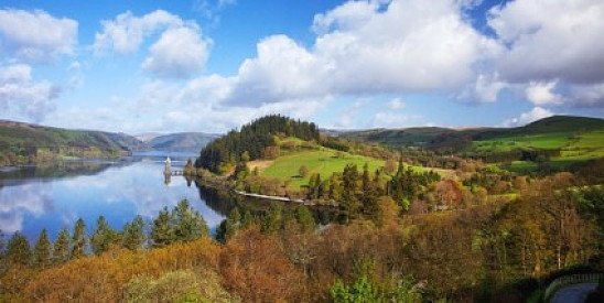 £149 -- Wales: gourmet lakeside getaway w/bubbly, was £229
