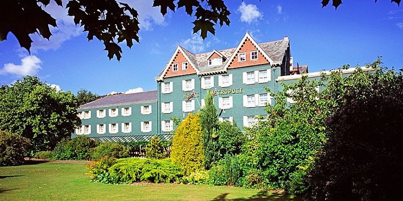 £99 – Wales getaway w/6-course dinner & champagne, 58% off!